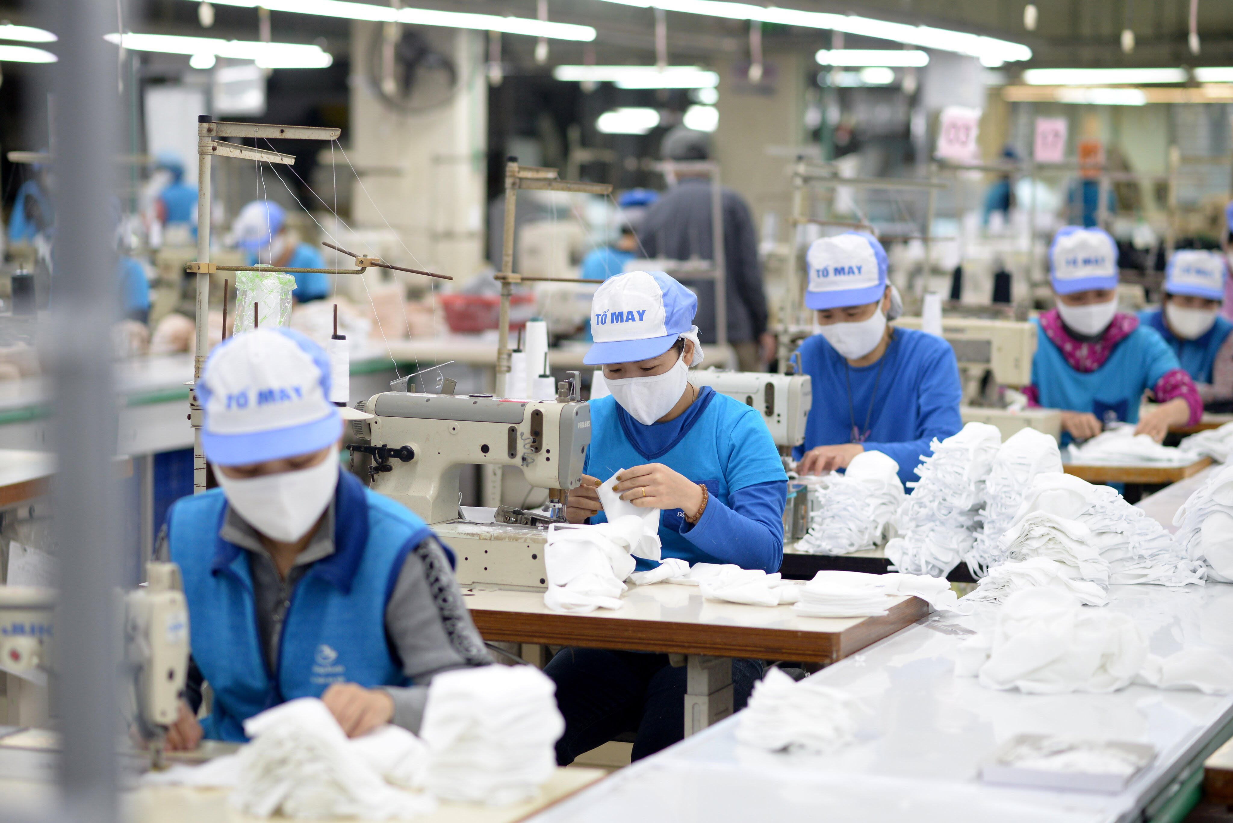 Doanh nghiệp dệt may đảm bảo năng lực sản xuất và cung ứng khẩu trang vải (20/3/2020)